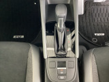 シンプルでとても使いやすいフロアシフトに、パーキングブレーキは、電子制御パーキングブレーキです。