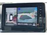 アラウンドビューモニターです。4つのカメラからの映像を合成・処理することで空から見下ろすような視点で周囲を確認でき、駐車時のクルマの位置確認がスムーズになります。