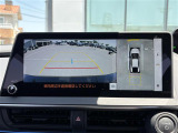 【パノラミックビューモニター】クルマを真上から見下ろした視点で駐車をサポートします。クルマの斜め後ろや真横など、いち早く障害物に気が付くことができます。