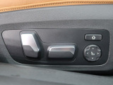 【メモリー機能付きパワーシート】運転手が代わってもボタン一つで設定ポジションに。常にご自身のドライブ設定が整います。