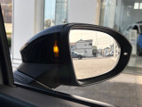 レーンチェンジアシストシステム。後方死角ゾーンの車両を検知することで、ミラー内側のインジケーターが点灯、安全な車線変更をサポートします。