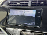 【バックガイドモニター】車両後方の映像をナビ画面に表示し、駐車などの後退操作をサポートします。