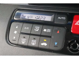 フルオートエアコンが装備されています!お好みの温度設定をするだけでエアコンの風量やモードの切り替えを自動でコントロールしてくれます!ユーザーの操作が少なく燃費走行にもつながります!