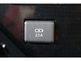 給電用USBポートが装備されています。iPhoneやスマートフォンの充電など、車内にあると便利なアイテムのひとつですね!