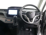見通しのよいすっきりとした視界で、誰でも運転しやすいです。運転のしやすさは疲れにくさにも繋がりますよ♪
