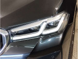 【LEDヘッドライト】先進のLEDテクノロジーを採用。放射される白色光の周波特性は太陽光に近く、バイキセノン・ヘッドライトを上回るコントラストで更に明るく輝きます!