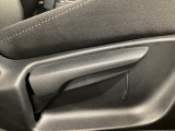 運転席にはドライバーの体型や好みに応じて前後方向だけでなく、高さの調整ができるシートリフターを装備!