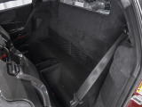 カラード・レザー仕上げ・ステアリング・ホイール(Rosso Ferrari)を装着しております。ドライバーが常に触れる部分に鮮やかな赤を配し、運転中の高揚感を高めます。