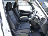 視界がよく運転しやすいフロントシート