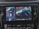 アラウンドビューモニター。上空から見下ろしているような映像で、スムースな駐車をサポートします。