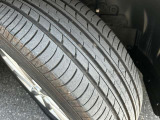 大迫力のホイールが装着されておりおクルマの存在感を足元から引き立ててくれます。