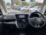 すっきりした運転席周りにはナビやエアコンの操作パネルを設置しておりますので、お一人での運転でもご安心できます。