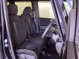 フロントシートはベンチシートです。ベンチシ―トは運転席と助手席の移動もスムーズ!狭い駐車場での乗り降りに便利です。