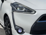 【LEDヘッドライト】悪天候や夜間走行時も良好な視界を確保し安心して運転できる高輝度LEDヘッドライトを装備!点灯速度が早く、消費電力も抑えられています。