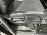 シートハイトアジャスターが付いているので運転姿勢を調整するのに便利ですね。身長に合ったシートポジションは安全運転や疲労軽減にもつながります。
