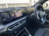 【カーブドディスプレイ】ドライバーに向かって湾曲した大型ディスプレイです。インフォメーションディスプレイとコントロールディスプレイが一体化しており、ドライバーの視覚的な操作性を向上させます