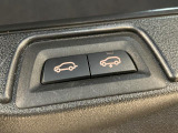 電動パワーゲートです。開閉がボタン1つで開け閉め行えます。また、エアサスペンション搭載ですのでボタン1つで車高が下がり荷物の出し入れも楽チンです!!
