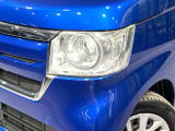 【LEDヘッドライト】悪天候や夜間走行時も良好な視界を確保し安心して運転できる高輝度LEDヘッドライトを装備!点灯速度が早く、消費電力も抑えられています。