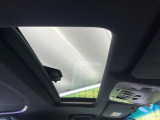 【サンルーフ】開放感たっぷりの希少装備、サンルーフが装着されています!車内に明かりを取り入れたり景色を楽しむ以外にも、車内の空気も簡単に換気できて快適です!