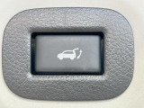 【パワーバックドア】スマートキーや運転席のボタンを押すだけでリアゲートが自動で開閉します!荷物を持っている時や、高い位置にあるバックドアを閉める際に便利な機能です♪