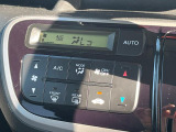 【オートエアコン】一度お好みの温度に設定すれば、車内の温度を検知し風量や温度を自動で調整。暑い&hellip;寒い&hellip;と何度もスイッチ操作をする必要はありません。快適な車内空間には必須の機能ですね♪