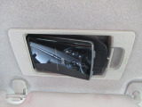 ETC車載機は専用ボックスにてバイザー裏に隠れて装着されております。トップシーリング(天井)の状態もご覧ください。きれいな状態となっております。