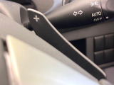 【パドルシフト】ハンドルから手を離さずに素早くシフトアップ&ダウンができるので、エンジンブレーキを使う下り坂や高速道路の合流で加速したい場面で役立ちます。