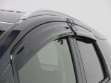 車内の空気の入れ替えだけでなく、雨天時の雨の入り込みや紫外線防止にも役立つドアバイザー装着済みです。