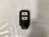 スマートキーを装備しています。鍵を差し込むことなくドアロックの開け閉めと、スタートボタン操作でのエンジンスタートができます。