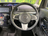 インテリアに合わせたデザインのステアリングは、運転される方のことも考え、運転しやすい形状、大きさです。是非一度、実際に触ってお確かめください。