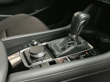 【オートブレーキホールド】停車中にブレーキペダルから足を放しても、ブレーキを自動的に制御して、車両の停車状態を保持する機能です。信号待ちなどの停車時に運転者の負担を軽減します。