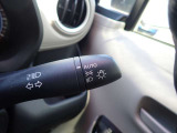 オートライト機能が装備されており暗い場所に入ると車両が検知しライトのON・OFFを自動的に切り替えてくれますので非常に便利な装備です♪