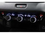 オートエアコンは左右席で独立温度コントロールが可能です。運転席はキンキンに冷やして助手席はマイルドにと言った設定が可能です☆暑さ寒さでケンカすることもなくなりますね♪