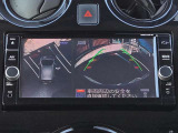 アラウンドビューモニター。上空から見下ろしているような映像で、スムースな駐車をサポートします。