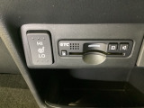 前席の左右別々のシートヒータースイッチが付いています。HiとLoの2段階で温度設定ができます。 スイッチの間にはアクセサリーソケットとETCがついており、高速道路の料金所の通過も楽々です!。