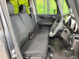運転席まわりには十分なスペースがあり、大柄な方でもゆったり運転していただける環境です。