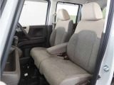 運転席と助手席は足元が繋がっているので自由に行き来しやすいので駐車場が狭いときでも助手席側からスムーズに乗り降りできて便利!