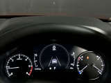 【アクティブ・ドライビング・ディスプレイ】フロントガラスにルートや車速などの情報を表示し、ドライバーの視線移動と、焦点調整の 時間をさらに短縮する事で、わき見のリスクを低減し ます。