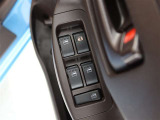 全席パワーウインドウ付きです。運転席から全席の操作の操作ができて、開閉操作のロックもできます。