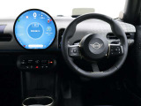 運転に必要な情報はヘッドアップディスプレイ、中央ディスプレイからタッチパネルで操作します。