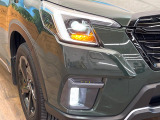 【LEDヘッドライト】悪天候や夜間走行時も良好な視界を確保し安心して運転できる高輝度LEDヘッドライトを装備!点灯速度が早く、消費電力も抑えられています。