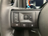 運転中、オーディオの操作をしてて、ハッとしたことはありませんか?ステアリングスイッチは、運転中でもハンドルでオーディオの操作が可能です。安全なドライブをサポートします。