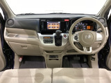 車内は光触媒抗菌消臭施工済です。インパネ周りはスタイリッシュなデザインで機能や装備も充実しています。グローブボックスやカップホルダーのほかにトレーなどたくさんの収納スペースが付いています。
