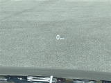 【ヘッドアップディスプレイ(HUD)】フロントウインドウガラスに走行情報を投影します。運転中の目線と重なるように表示されるので、少ない視線移動で速度が確認できるので、 ドライビングに集中できます!