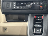 直感的な操作性により、ドライバーの快適な運転を支援。P・N・Dは押す、Rは引くという人間の感覚にマッチした操作感のギアセレクターです。