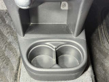 【ドリンクホルダー】手に取りやすい位置に飲み物を置けます。