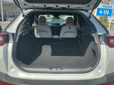 リアシートを倒せば、広い荷室を確保できます。