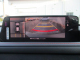 見えない部分の危険察知をサポートする360&deg;ビューモニター+フロントパーキングセンサーです。車両の前後左右にある4つのカメラを活用し、センターディスプレイの表示や各種警報音で定速走行時や駐車時に車両周