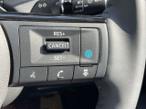 プロパイロットスイッチ。高速道路での、単調な&rdquo;渋滞走行&rdquo;と長時間の&rdquo;巡航走行&rdquo;。この2つのシーンで、ドライバーに代わってアクセル、ブレーキ、ステアリングを自動で制御。