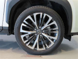 純正のアルミホイール装着車です。タイヤサイズは215/50R18です。